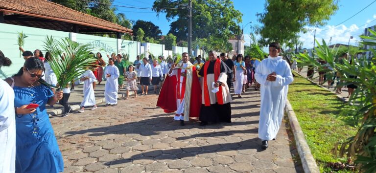 Paróquia Nossa Senhora do Carmo Celebra Domingo de Ramos com Fé e Devoção