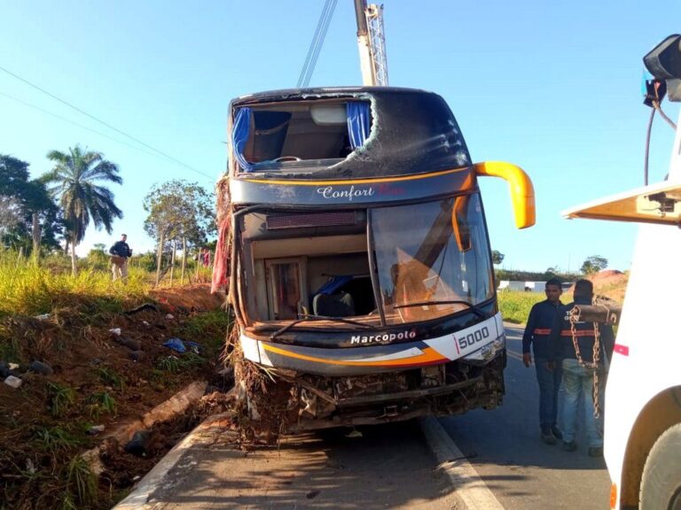 Ônibus de turismo que ia do Rio a Porto Seguro tomba e deixa 9 mortos