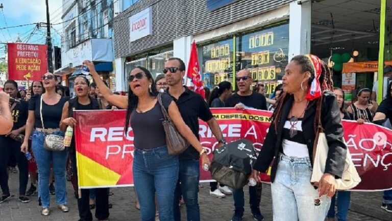 Professores de Valença Realizam Enterro Simbólico do Prefeito Jairo Monteiro em Protesto Contra Falta de Estrutura nas Escolas