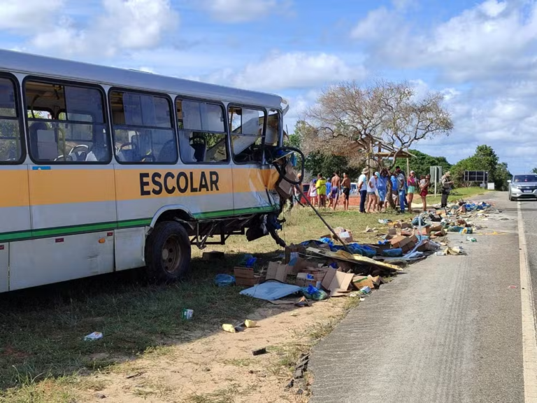 Homem morre e 22 pessoas ficam feridas após acidente entre ônibus escolar e caminhão na Bahia