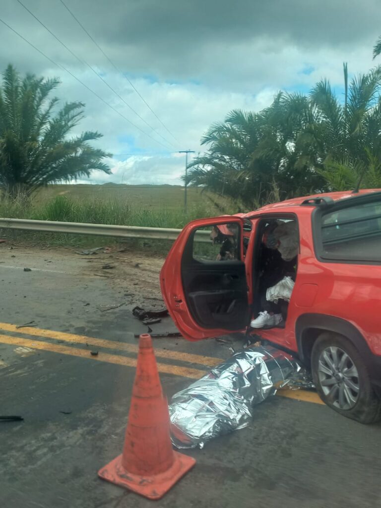 Colisão entre caminhão-tanque e picape deixa uma mulher morta e um homem ferido na BR-101