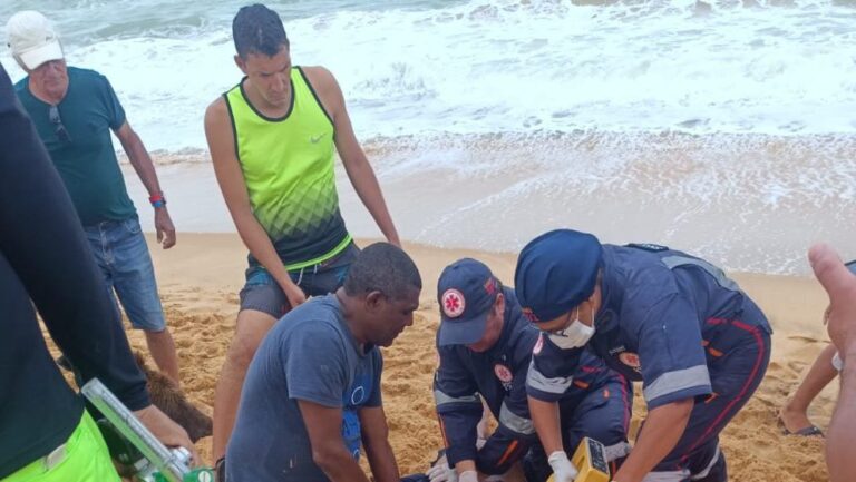 Turista mineiro morre afogado na Praia do Arakakaí, em Santa Cruz Cabrália