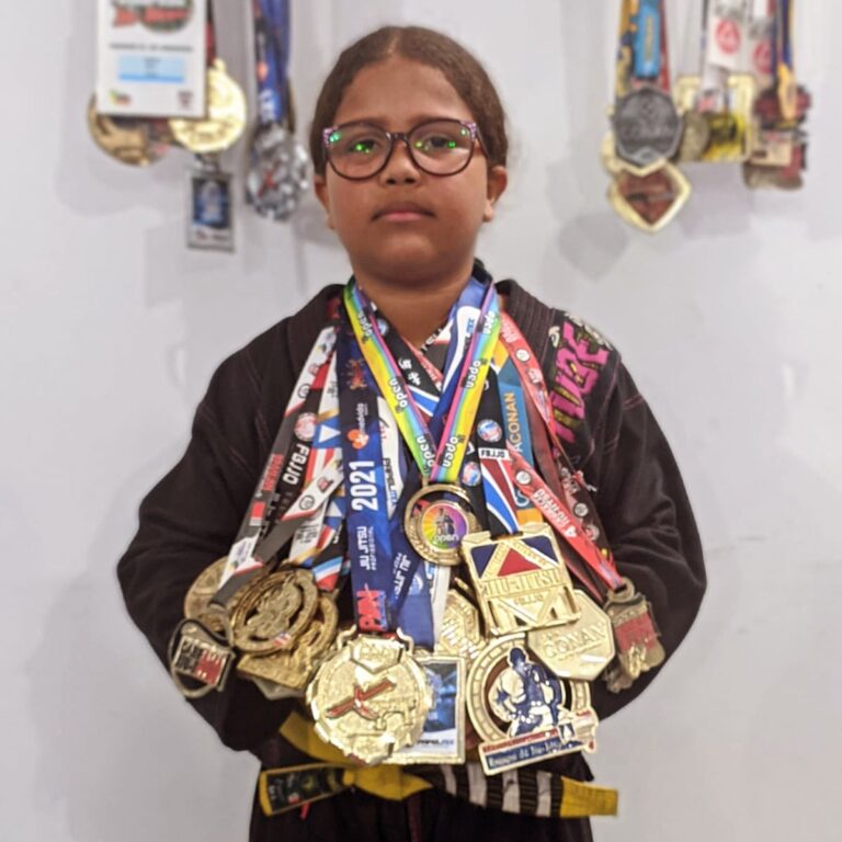 Louise Andrade: Uma Campeã Completa 13 Anos de Conquistas e Dedicação ao Esporte