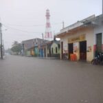 Moradores da Rua do Farol, em Belmonte, clamam por socorro após alagamento causado pelas fortes chuvas
