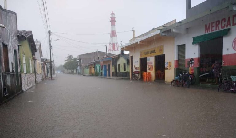 Moradores da Rua do Farol, em Belmonte, clamam por socorro após alagamento causado pelas fortes chuvas