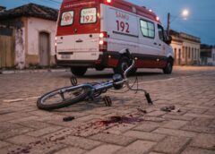 Jovem fica gravemente ferido após colisão de tirar o fôlego entre bicicletas!